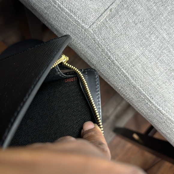 Louis Vuitton Epi Pochette Homme Clutch- Authentic in Black - Picture 3 of 16